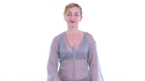 Joyeux belle femme blonde donnant pouces vers le haut — Video