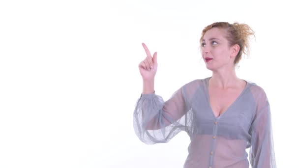 Šťastná krásná blondýnka mluví, zatímco ukazuje nahoru — Stock video