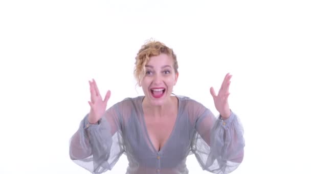 Glückliche schöne blonde Frau bekommt gute Nachrichten — Stockvideo