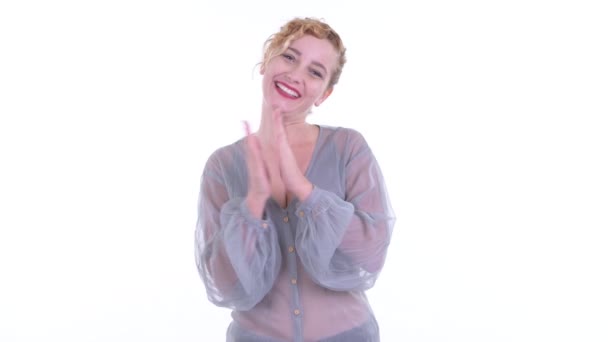 Glad vacker blond kvinna klappar händer — Stockvideo