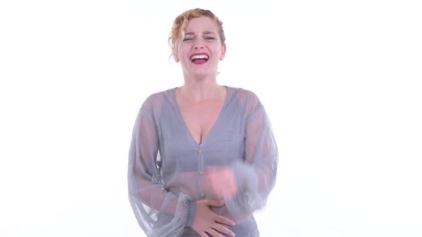 Gelukkig mooi blond vrouw lachen en wijzen naar camera — Stockvideo