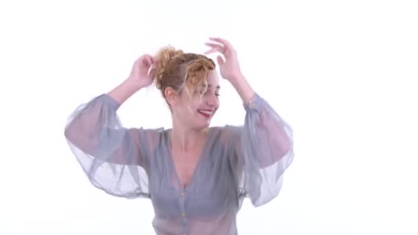 Gelukkig mooi blond vrouw dansen — Stockvideo