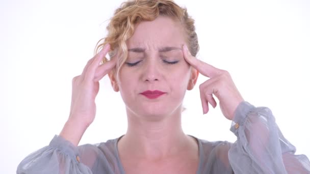 Başı ağrıyan stresli sarışın kadının yüzü — Stok video