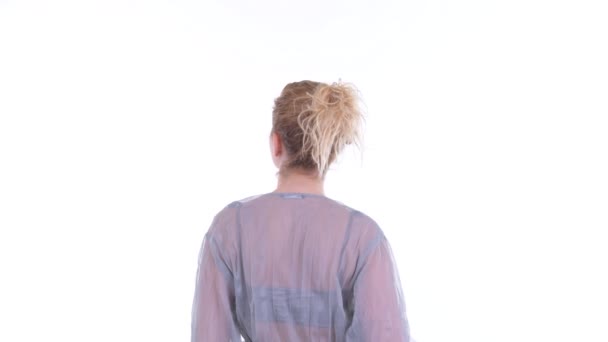Achteraanzicht van blonde vrouw aanraken iets — Stockvideo