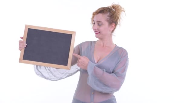 Glad vacker blond kvinna håller svarta tavlan och ger tummen upp — Stockvideo