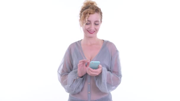 Счастливая красивая блондинка по телефону — стоковое видео