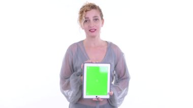 Mutlu güzel sarışın kadın dijital tablet gösterirken konuşuyor
