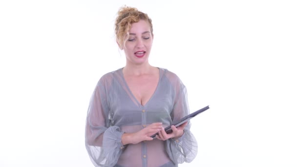 Gelukkig mooi blond vrouw praten tijdens het gebruik van digitale tablet — Stockvideo