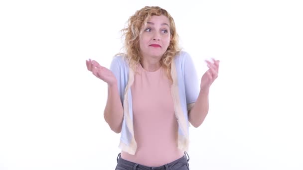 Verwirrte schöne blonde Frau zuckt mit den Schultern und sieht schuldig aus — Stockvideo