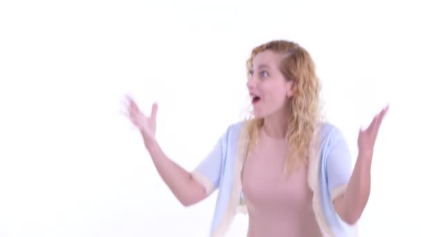 Gelukkig mooi blond vrouw knippen vingers en kijken verrast — Stockvideo