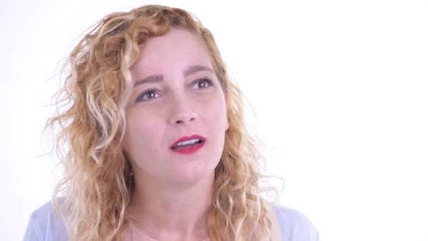 Ansiktet på lycklig vacker blond kvinna får goda nyheter — Stockvideo