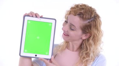 Dijital tablet gösteren mutlu sarışın kadının yüzü