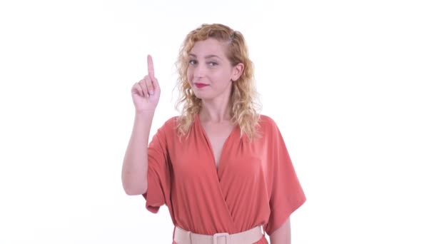 Glücklich schöne blonde Geschäftsfrau zeigt nach oben — Stockvideo