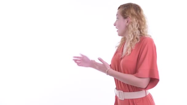 Gelukkig mooi blond zakenvrouw tonen naar de rug en kijken opgewonden — Stockvideo