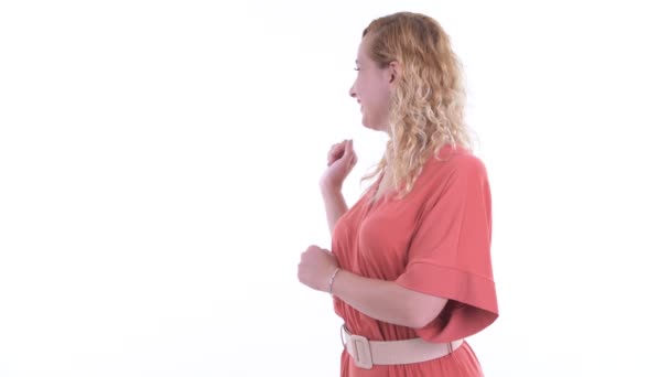 Szczęśliwa piękna blondynka bizneswoman mówi podczas pokazywania się z tyłu — Wideo stockowe