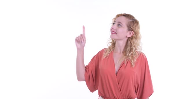 Glad vacker blond affärskvinna talar samtidigt pekar upp — Stockvideo