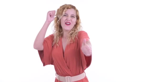 Gelukkig mooi blond zakenvrouw geven duimen omhoog en kijken enthousiast — Stockvideo