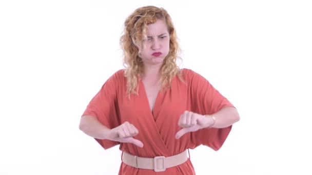 Boze blonde zakenvrouw geeft duimen naar beneden — Stockvideo