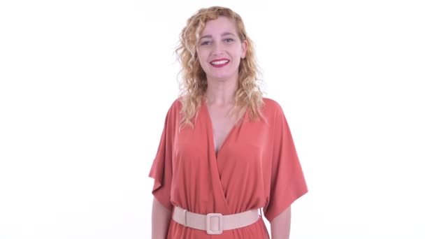 Glücklich schöne blonde Geschäftsfrau, die etwas erklärt — Stockvideo