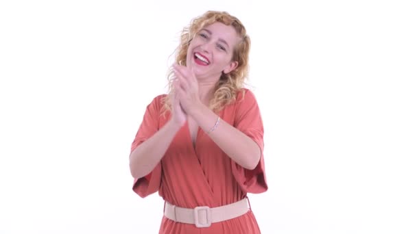 아름다운 금발 여성 이 박수를 치는 행복 한 모습 — 비디오