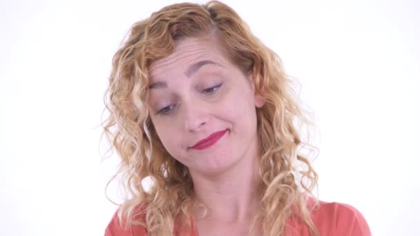 Sıkılmış ve yorgun görünen stresli sarışın iş kadınının yüzü — Stok video