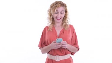 Mutlu sarışın iş kadını selfie çekiyor.