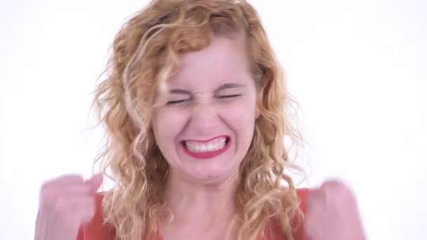 Tvář vystresované blondýny obchodnice vypadá naštvaně a ve vzteku — Stock video