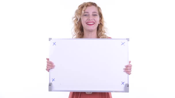 흰색 칠판을 들고 있는 행복 한 아름다운 금발 여성 — 비디오