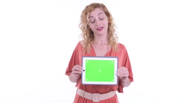 Szczęśliwa piękna blondynka bizneswoman myślenie pokazując cyfrowy tablet — Wideo stockowe