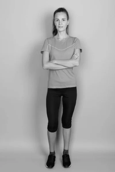 Teljes hossz portré a nő készen áll a testmozgás és a sport — Stock Fotó