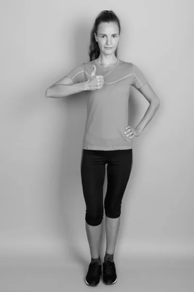 Retrato completo de mujer lista para el ejercicio y el deporte —  Fotos de Stock