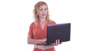 Mutlu sarışın iş kadını dizüstü bilgisayar kullanırken düşünüyor.