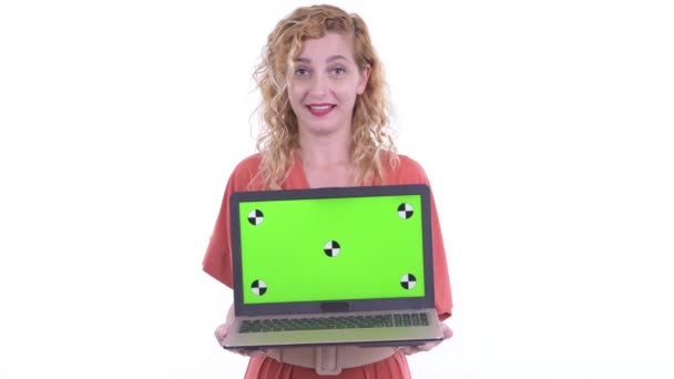 Ευτυχισμένη όμορφη ξανθιά επιχειρηματίας μιλάει, ενώ δείχνει φορητό υπολογιστή — Αρχείο Βίντεο