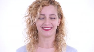 Mutlu sarışın kadının yüzü başını sallıyor, evet.