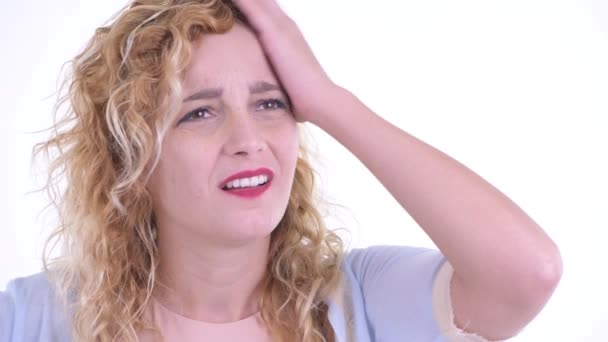 스트레스를 받는 금발 여성 이 나쁜 소식을 듣는 모습 — 비디오