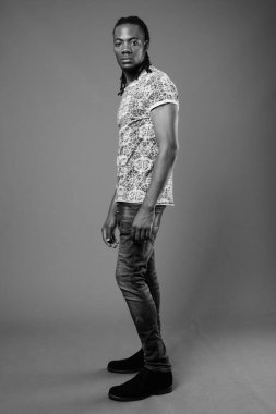 Kahverengi arka plan gri gömlek giymiş genç yakışıklı Afrika adam stüdyo çekim