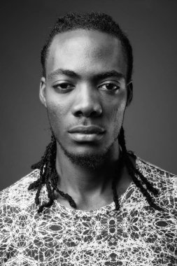 Kahverengi arka plan gri gömlek giymiş genç yakışıklı Afrika adam stüdyo çekim