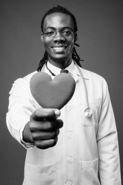 Kahverengi zemin karşı gözlük takan genç Afrika yakışıklı Doktor stüdyo çekim