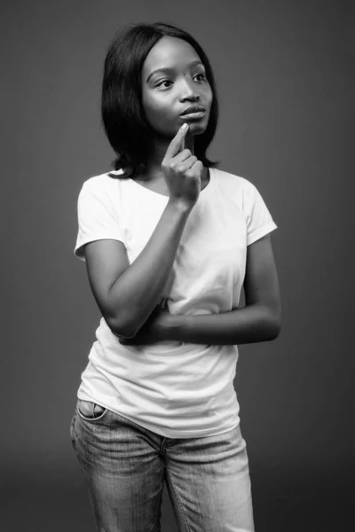 Stüdyo Çekim Genç Güzel Afrikalı Zulu Kadının Kahverengi Arka Plan — Stok fotoğraf