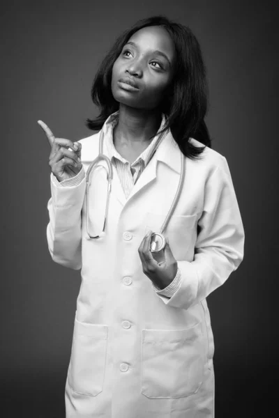 Mladý krásný africký zulu žena lékař proti hnědé pozadí — Stock fotografie