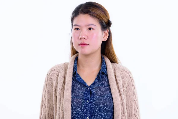 Gezicht van jong mooi aziatisch vrouw denken klaar voor de winter — Stockfoto