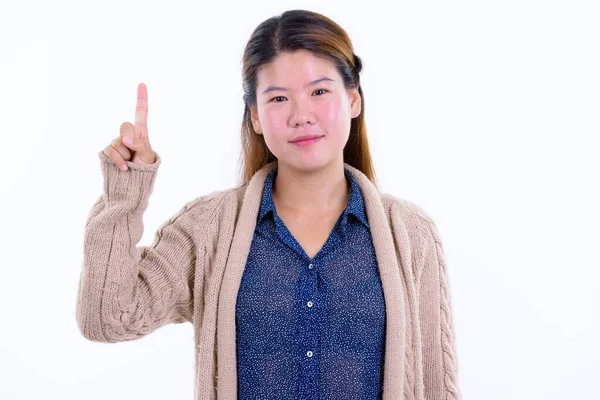 Jong mooi aziatisch vrouw wijzend omhoog klaar voor winter — Stockfoto