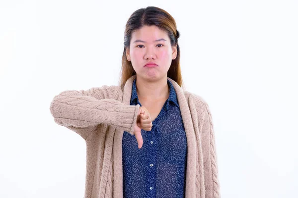 Stressato giovane donna asiatica dando pollici verso il basso per l'inverno — Foto Stock