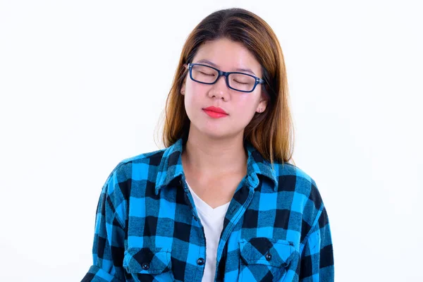 Gezicht van jong mooi aziatisch hipster vrouw ontspannen met ogen gesloten — Stockfoto