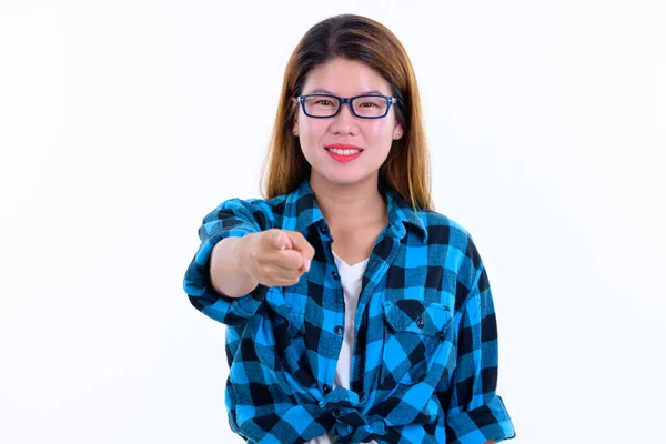 Gelukkig jong mooi aziatisch hipster vrouw wijzend op camera — Stockfoto