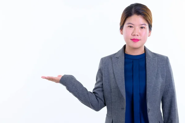Porträt einer jungen schönen asiatischen Geschäftsfrau, die etwas zeigt — Stockfoto