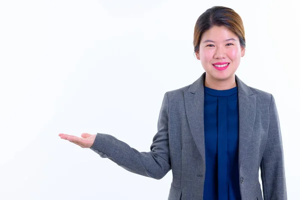 Jovem feliz bela mulher de negócios asiática mostrando algo — Fotografia de Stock