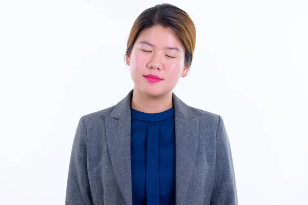 Gezicht van jong mooi aziatisch zakenvrouw ontspannen met ogen gesloten — Stockfoto