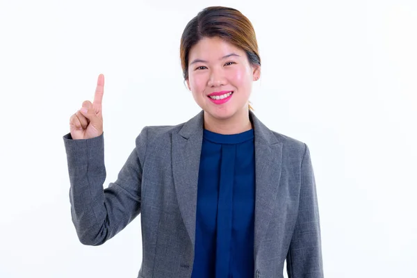 Gelukkig jonge mooie Aziatische zakenvrouw die omhoog wijst — Stockfoto