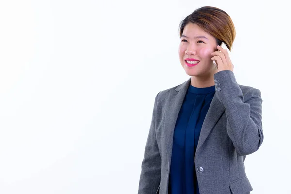 快乐的年轻美丽的亚洲女商人在电话里交谈 — 图库照片